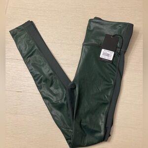 Peach Brand Nina Leggings 2.0 color: Forest /size small NWT